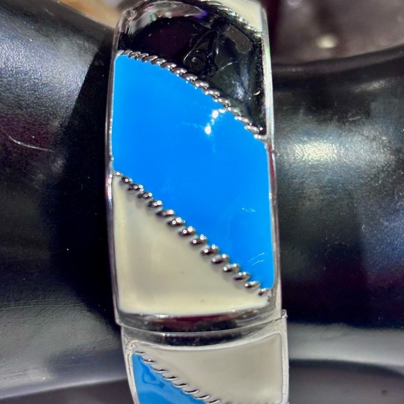 Blue and white enamel striped bangle bracelet #boho #retro
EUC - Picture 4 of 5
